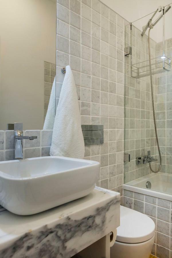 Breath-taking River & View Stunning 3 Bedrooms & 3 Bathrooms With Ac Alfama Castle District 1st Floor Lisboa